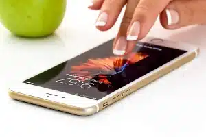 Smartphone-Bildschirm mit animierten Parallax-Ebenen und Scrolling-Effekten in Tiefe