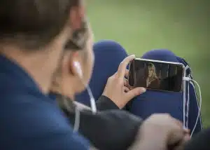 Hand hält Smartphone mit animierter Werbeanzeige und Parallax-Effekten