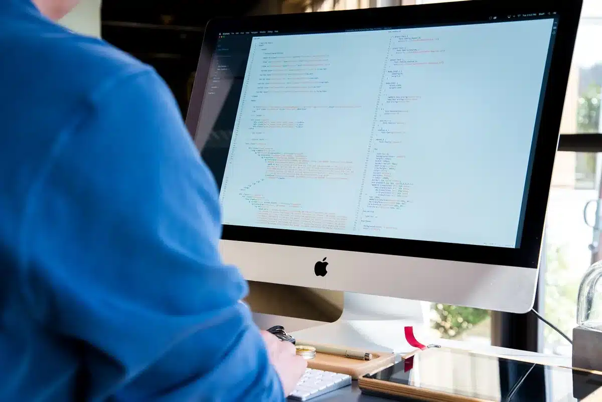 Entwicklercode auf Bildschirm mit Hinweisen zu Consent und lazy loading