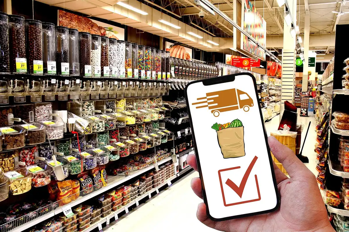 Smartphone mit Live‑Tracking einer Essenslieferung
