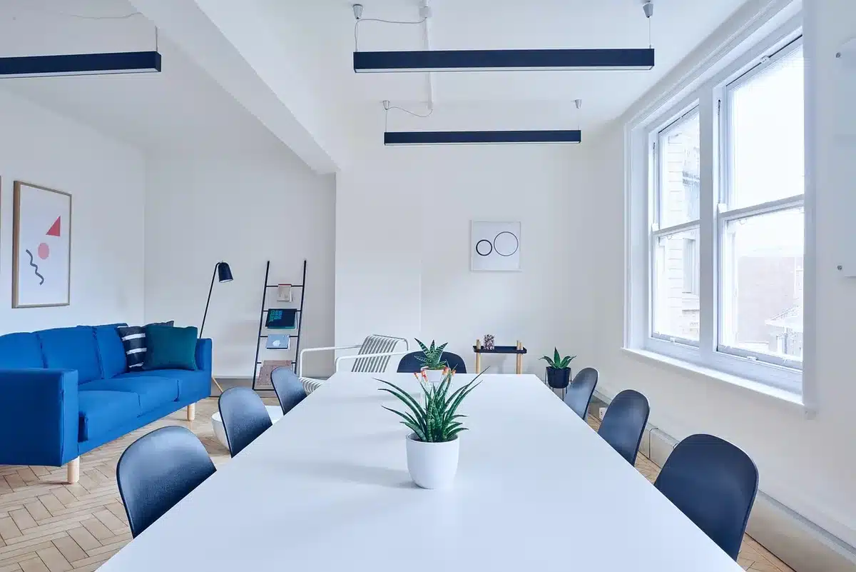Beamte in Besprechung vor Präsentation zu KI-Strategien