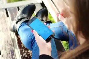 Hände halten ein Smartphone mit einer optimierten mobilen Anzeige und dynamischen Effekten