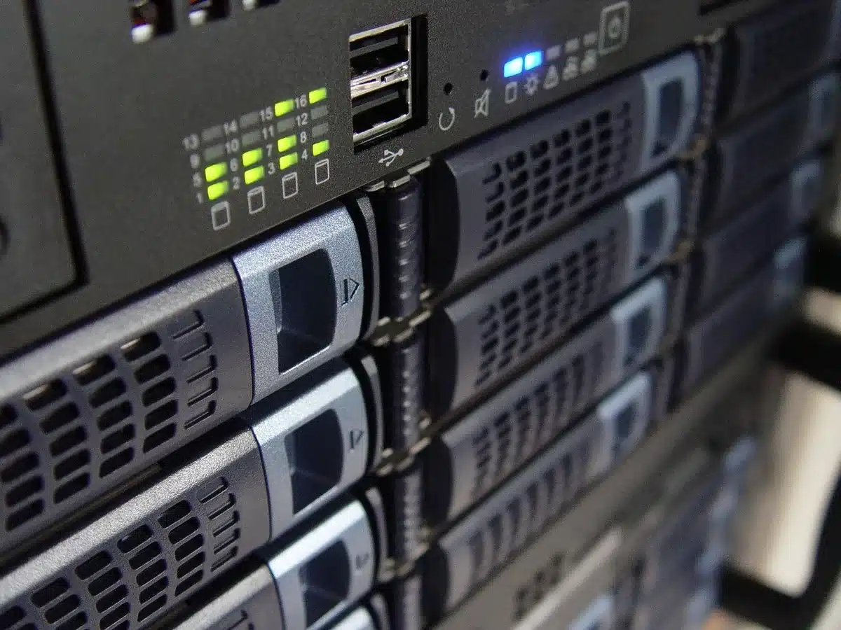 Silhouetten von Forschern vor Serverracks und schematischen Diagrammen