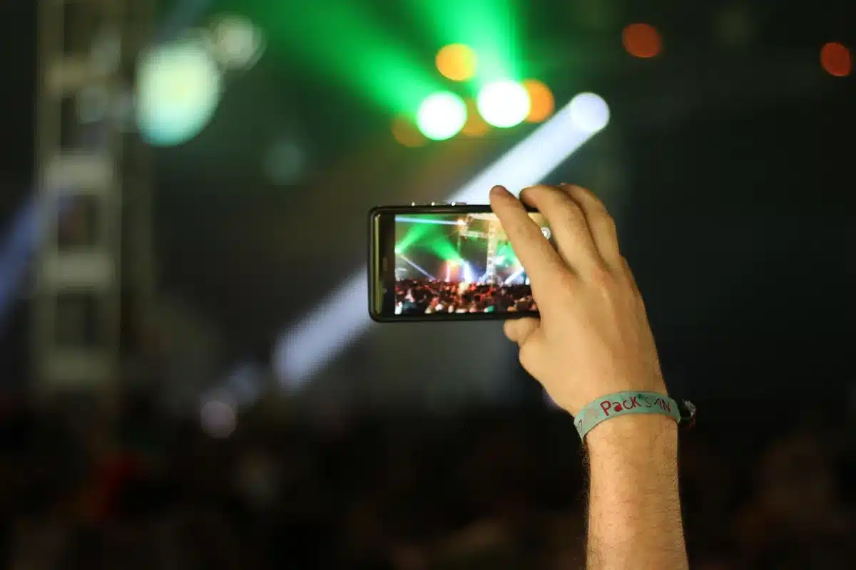 Smartphone macht ein Foto bei Nacht mit verbesserter Bildqualität