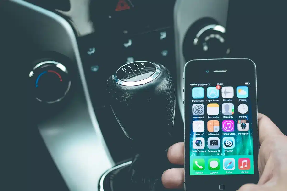 Nahaufnahme einer Smartphone‑App mit Matching‑Analysen und Profilstatistiken