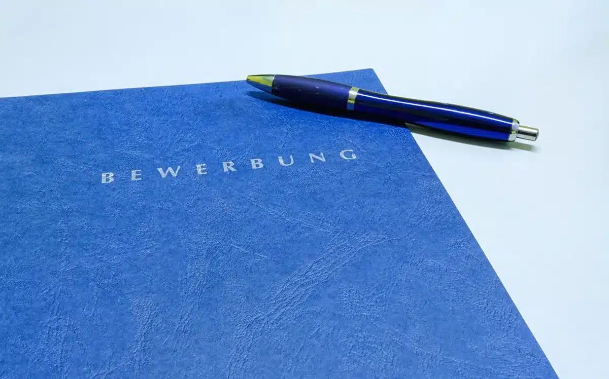 Bewerbungstraining: Jugendliche üben Vorstellungsgespräche in einem Seminar