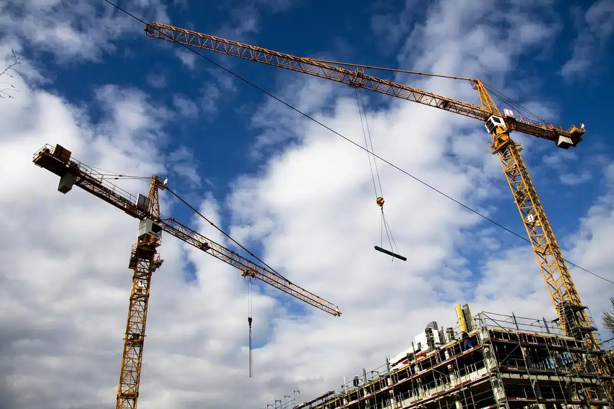 Lehrling auf Baustelle beim Verlegen von Kabeln