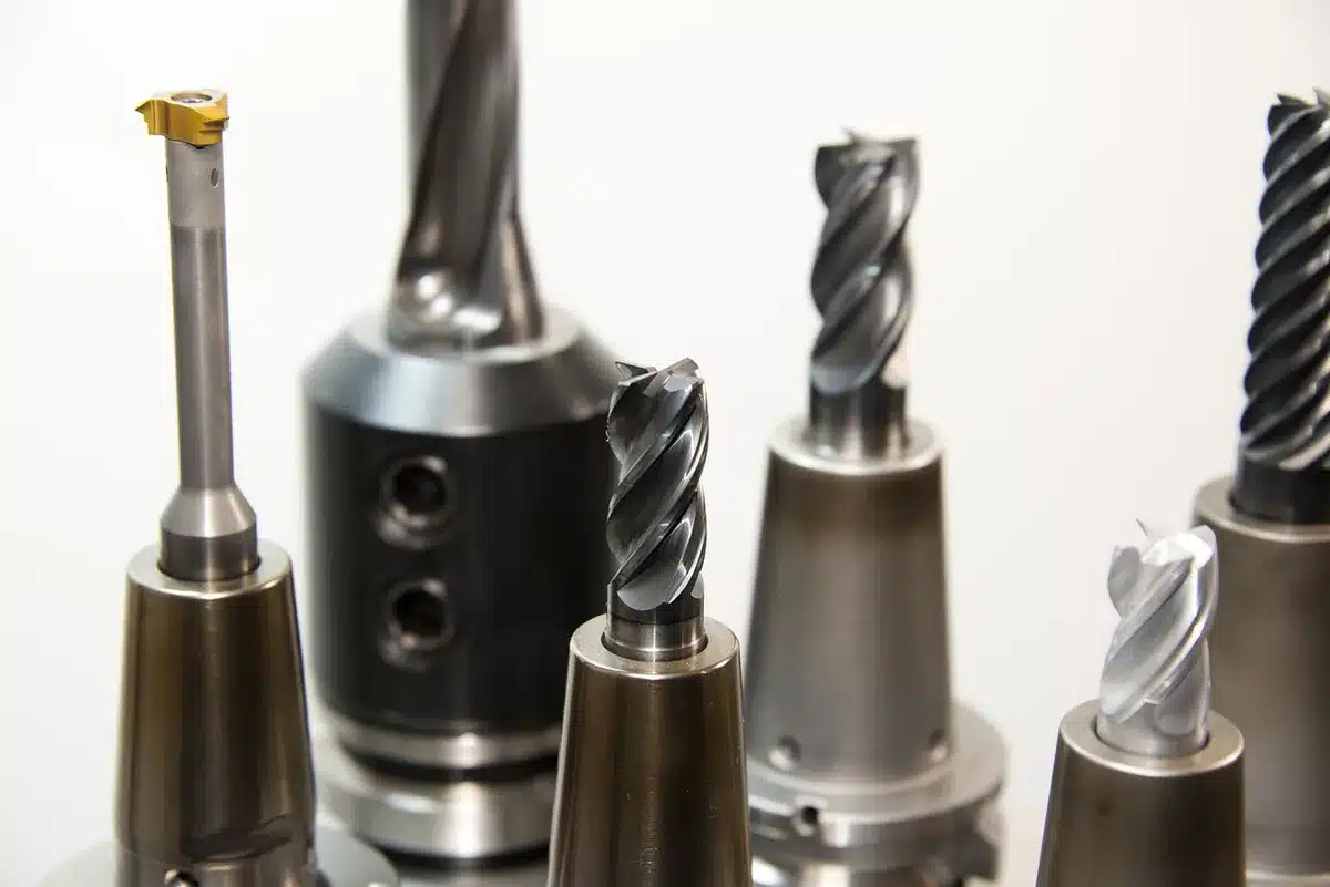 Lehrling bei Metalltechnik in einer Werkstatt