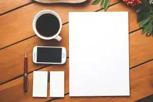 Hände halten ein Smartphone mit einer animierten Mobilanzeige und Parallax-Effekten