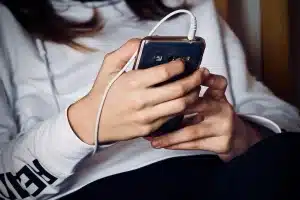 Smartphone-Bildschirm mit animierten Werbeformaten und Parallax-Effekten während des Scrollens