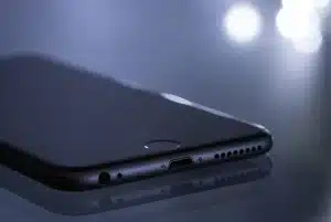 Smartphone-Bildschirm mit dynamischer Parallax-Anzeige und Tiefeneffekten