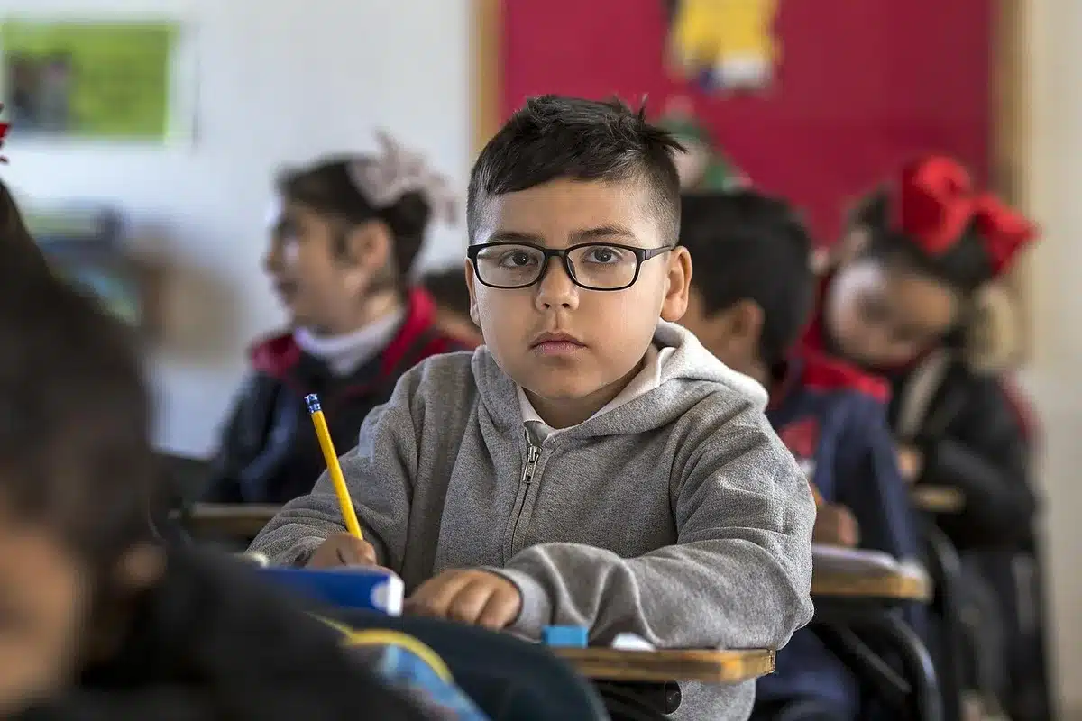 Mehrere Auszubildende sitzen in einem Klassenraum während einer Pflegeausbildung