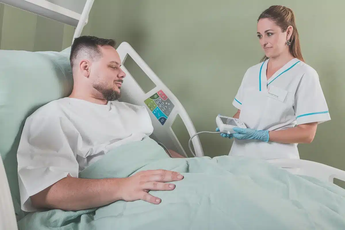Ausbilderin zeigt praktische Pflegeübung am Schreibtisch im Klinikum