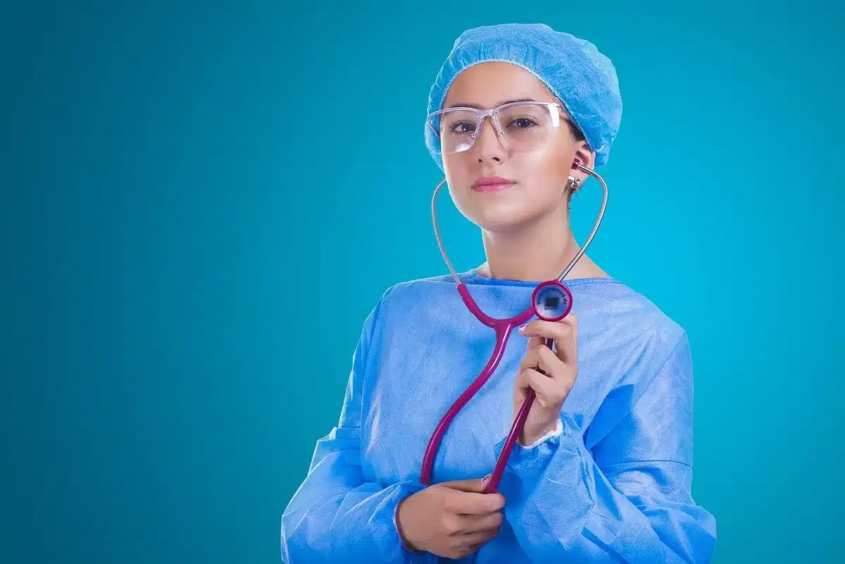 Junge Auszubildende mit Notizbüchern in einem Klinikflur bei einer Ausbildungsszene
