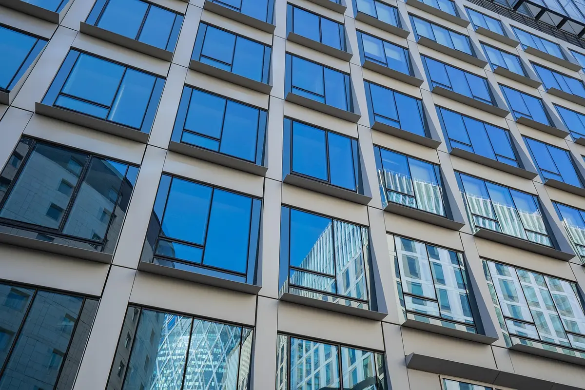 Außenansicht des modernen Holz-Neubaus auf dem Gutshof