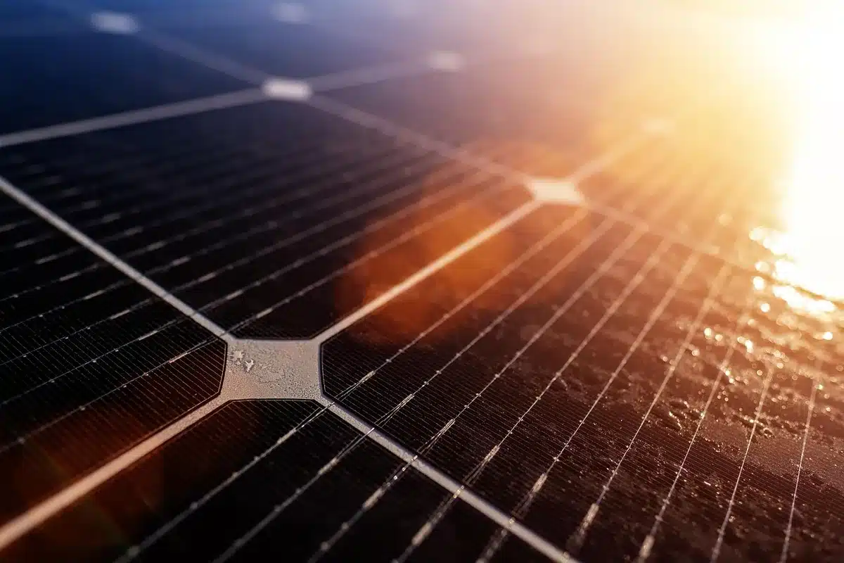 Photovoltaik-Module auf dem Holzdach des neuen Gebäudes