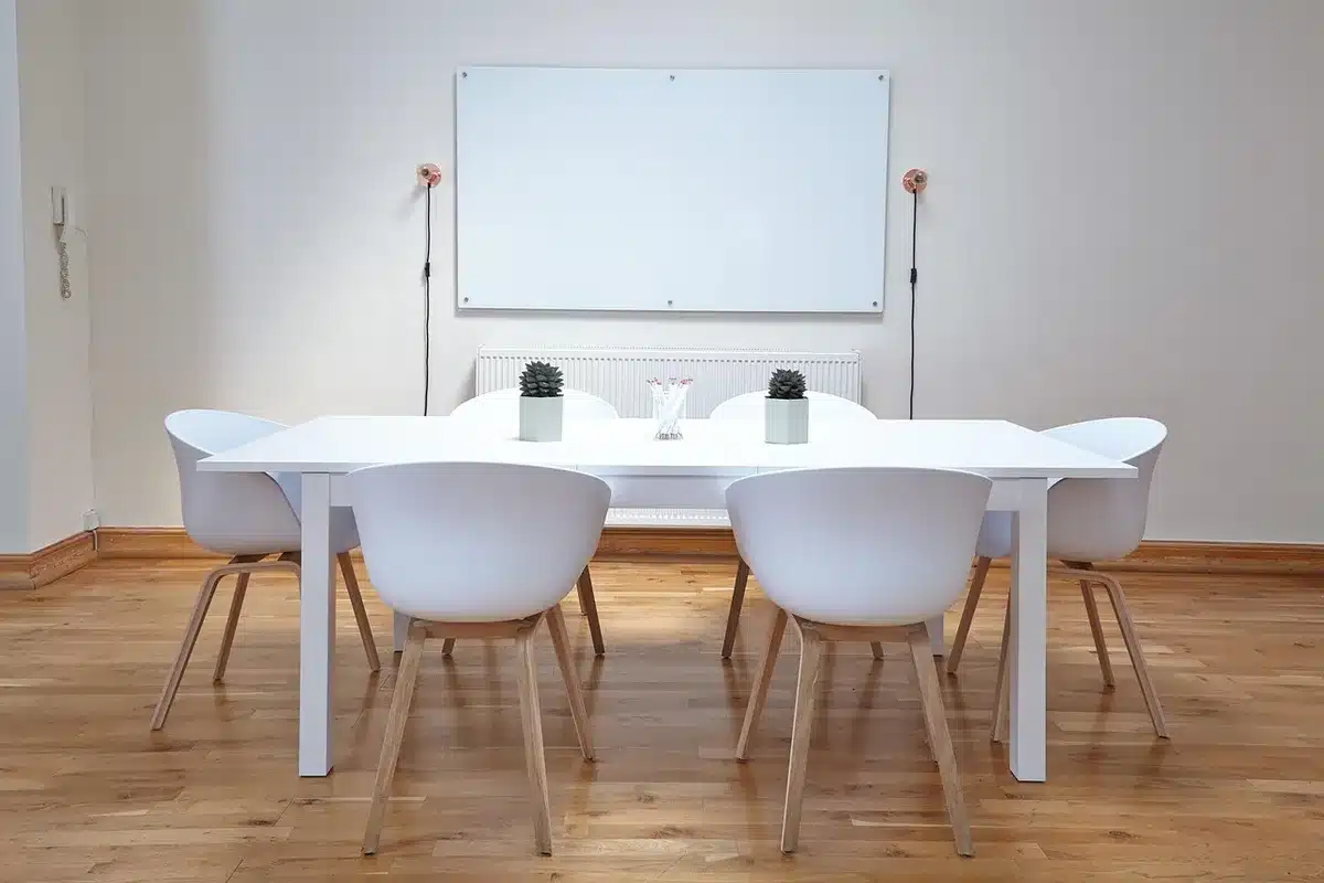 Team skizziert MVP auf Whiteboard und entwickelt Produktideen