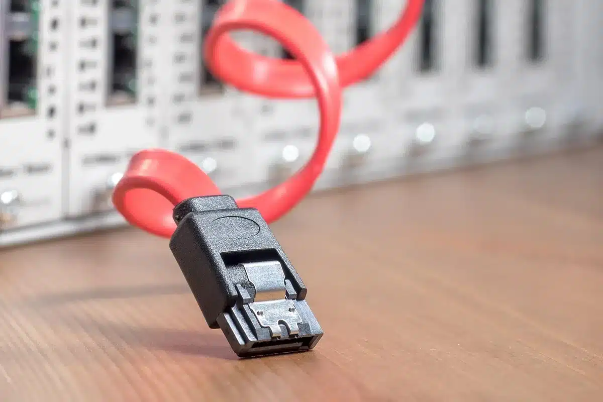 Innenansicht eines anonymen Rechenzentrums mit Serverracks für KI