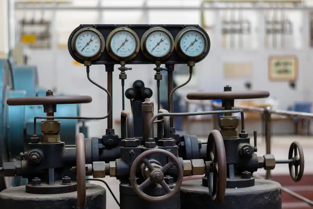 Industrie-Manometer und Kompressor in einer pneumatischen Anlage