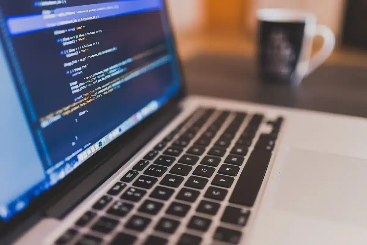 Techniker vor Monitoren mit modularer Automatisierungssoftware