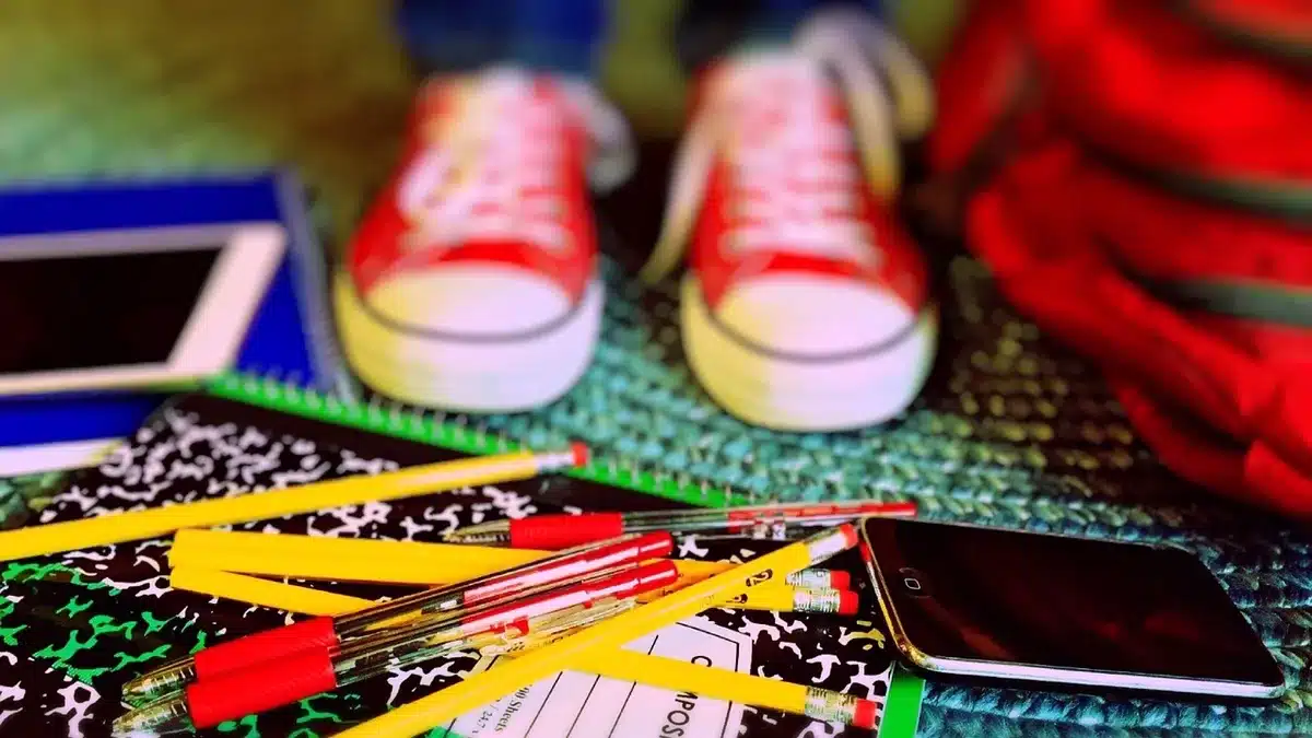 Schüler beim Lernen in einem Klassenraum während der Prüfungsvorbereitung