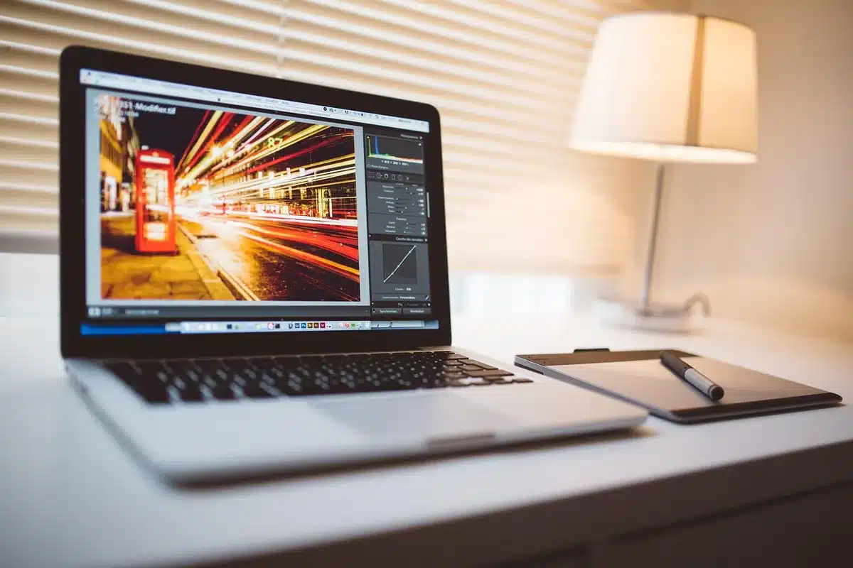 Techniker tauscht Greifer an Industrieroboter, Tablet zeigt Software-Update