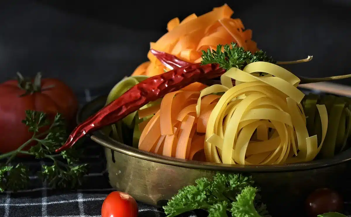 Mitarbeiter achtet auf Ressourcenschonung beim Verarbeiten von Fleisch