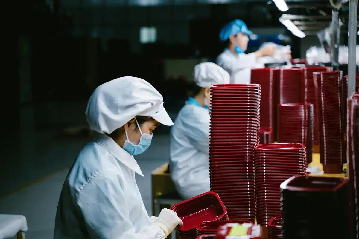 Produktionslinie mit Flaschen beim Abfüllen in einer Getränkefabrik