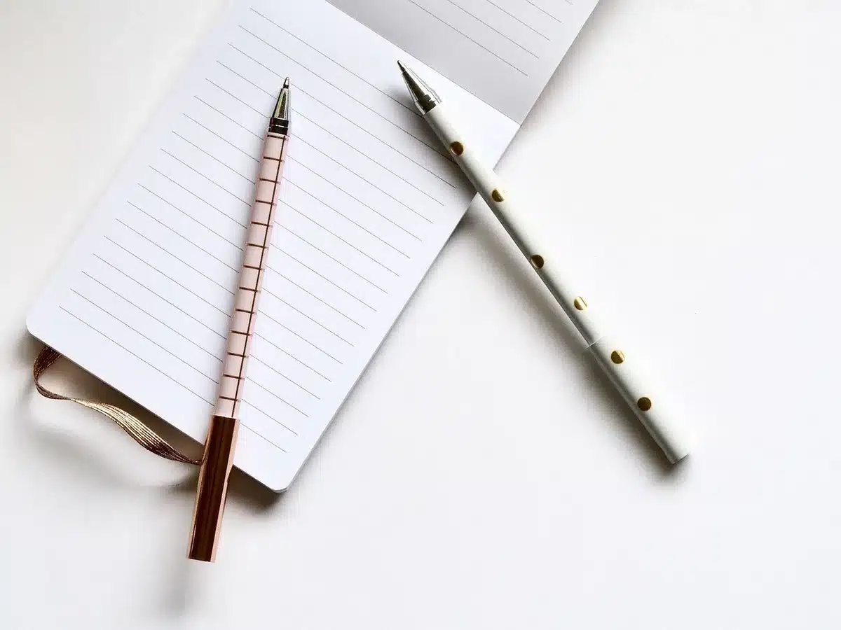 Notizen und Stift neben Arbeitskleidung zur Dokumentation von Vorfällen