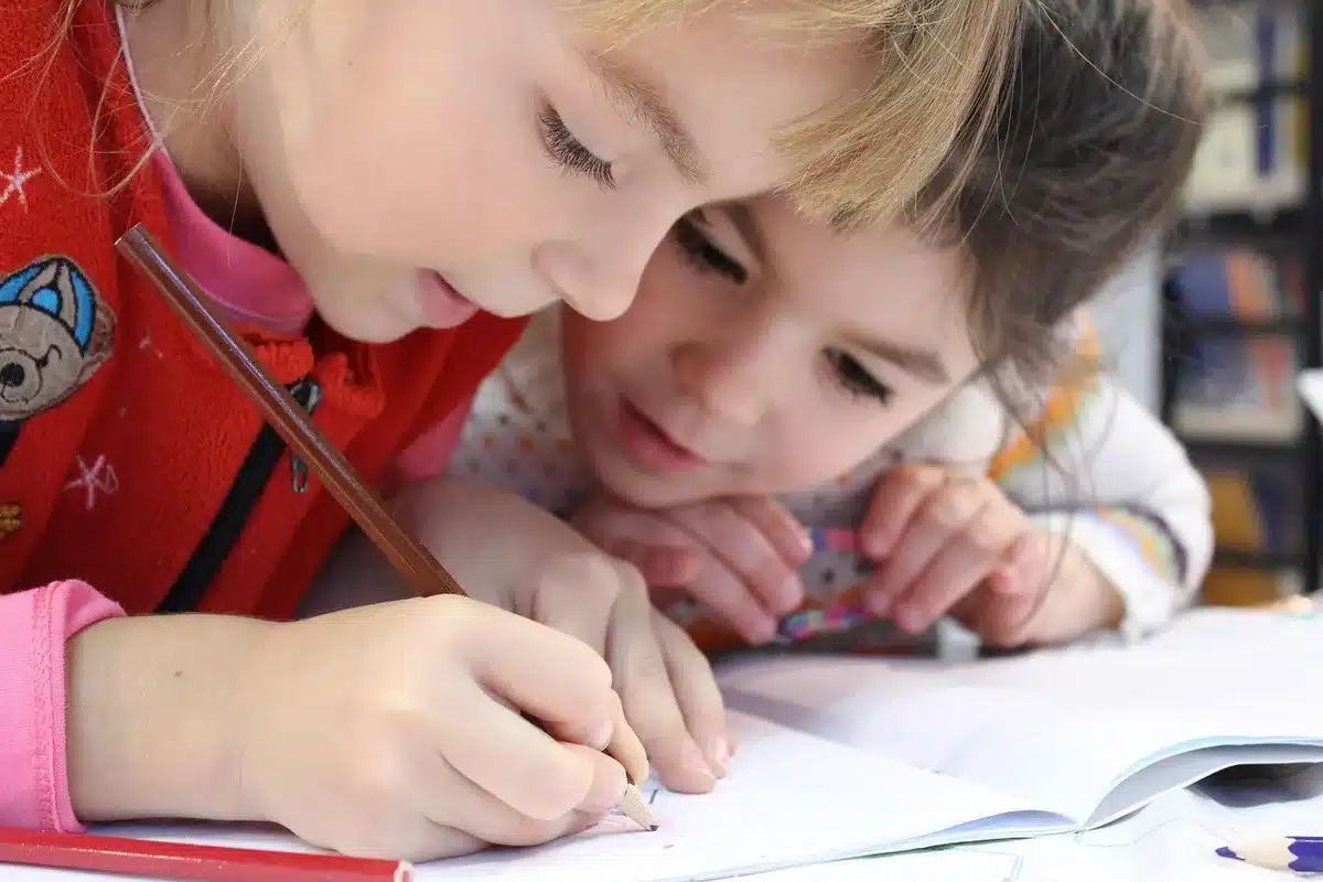 Jugendliche bei einer Einführung in eine Lehrausbildung, Statistik im Hintergrund