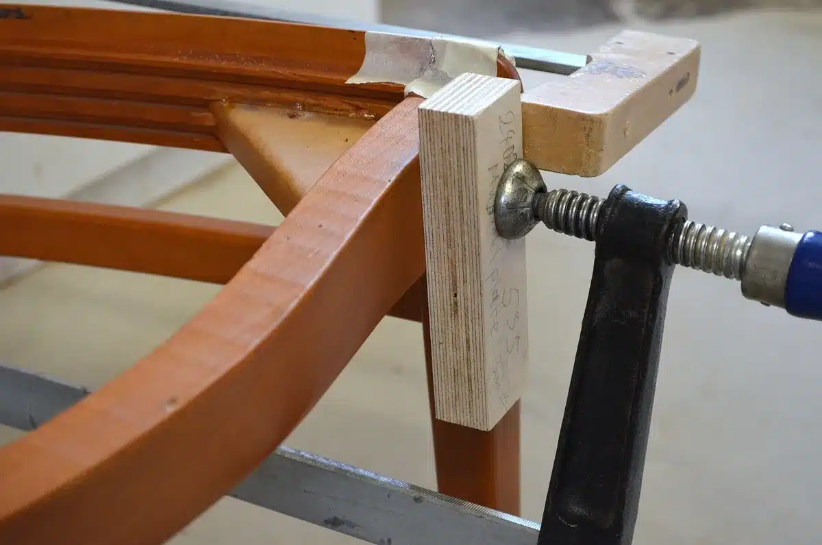 Junger Tischler arbeitet in einer Werkstatt an Holzteilen
