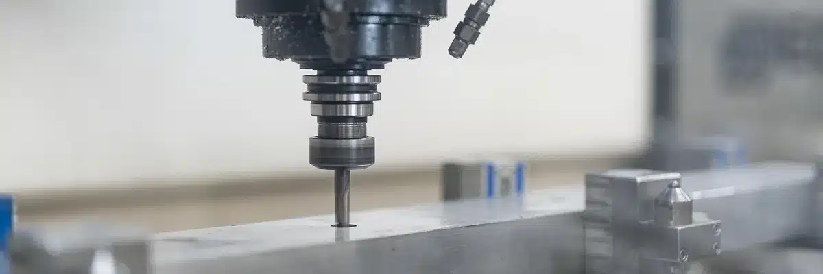 Präzisionsfertigung kleiner Pellets auf Werkbank