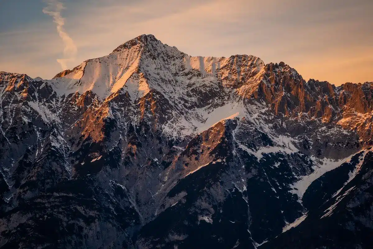Praktikum in Südtirol: junge Person vor alpiner Kleinstadtkulisse