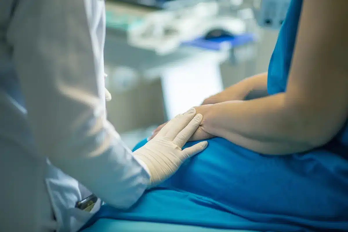 Diplomübergabe im hellen Versammlungsraum des Klinikums