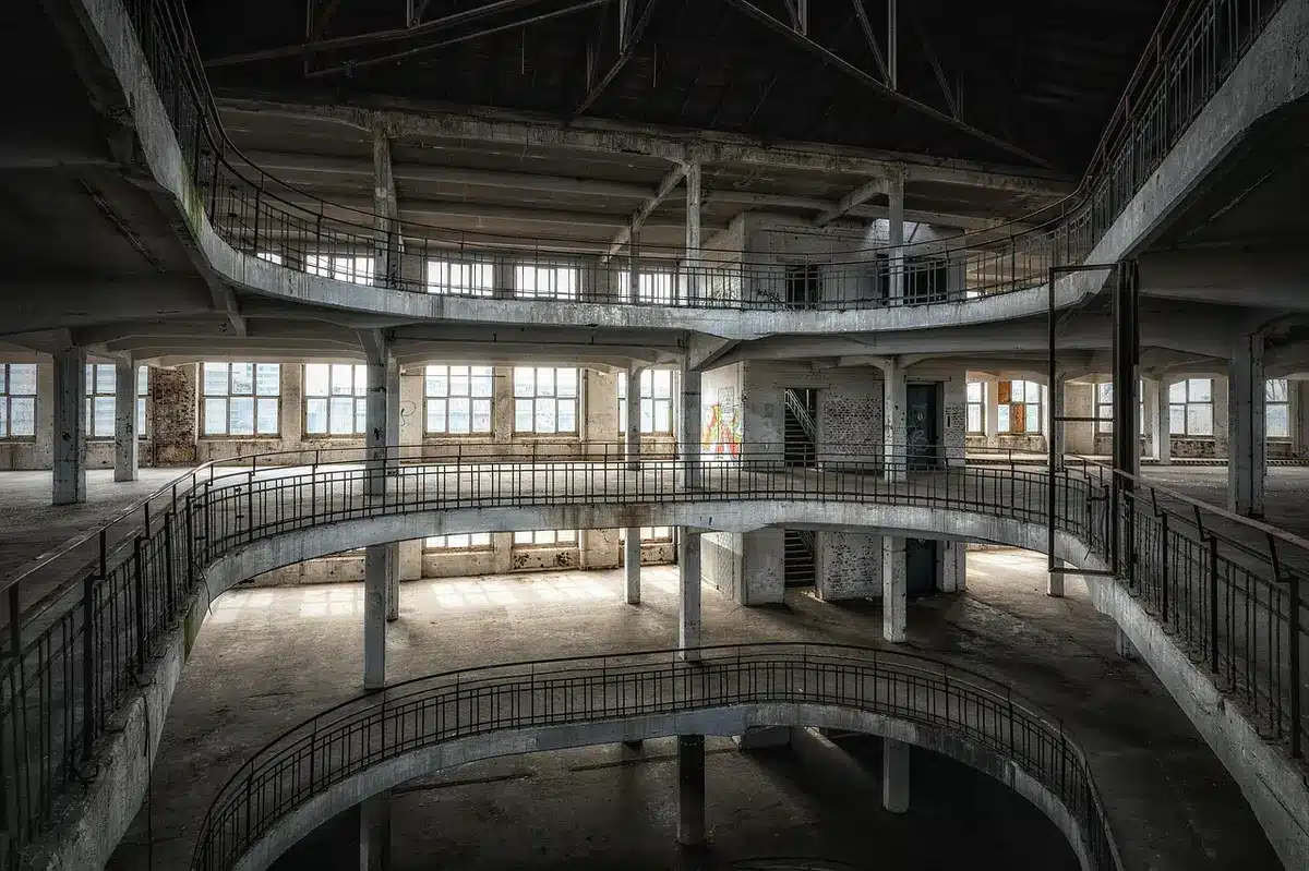 Leere Ausstellungstische auf dem Messefloor vor dem Event