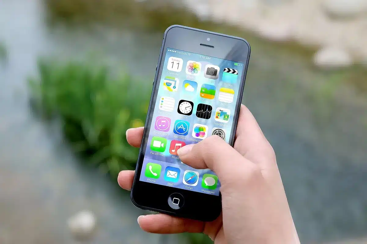 Eltern, die Jugendschutzeinstellungen auf einem Smartphone prüfen