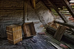 Silhouettenhände an Maschinen und Holzstapeln in heller Werkstatt